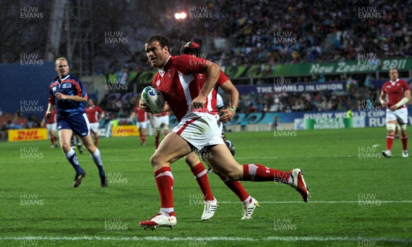 02.10.11 - Wales v Fiji - Rugby World Cup 2011 - Jamie Roberts of Wales runs in to score try. 