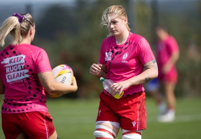 060925 - Wales v Fiji, Women’s Rugby World Cup - Bethan Lewis of Wales during warm up