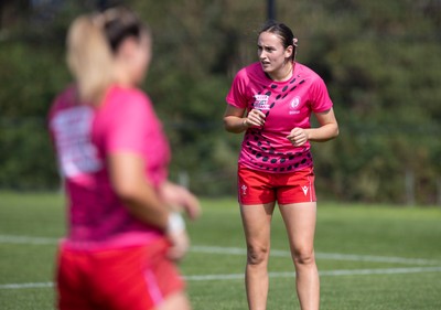 060925 - Wales v Fiji, Women’s Rugby World Cup - Nel Metcalfe of Wales during warm up