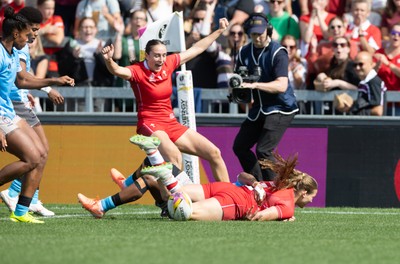 060925 - Wales v Fiji, Women’s Rugby World Cup - Carys Cox of Wales powers over to score the opening try