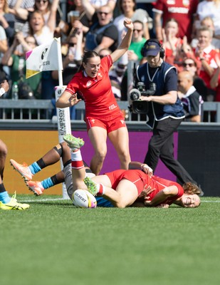 060925 - Wales v Fiji, Women’s Rugby World Cup - Carys Cox of Wales powers over to score the opening try