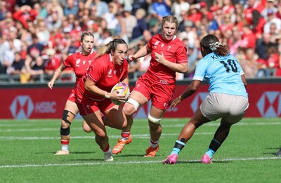 060925 - Wales v Fiji, Women’s Rugby World Cup - Courtney Keight of Wales takes on Salanieta Kinita of Fiji