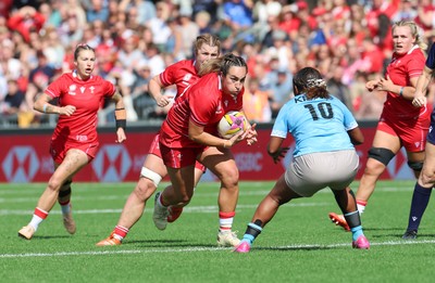 060925 - Wales v Fiji, Women’s Rugby World Cup - Courtney Keight of Wales takes on Salanieta Kinita of Fiji