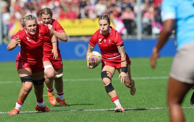 060925 - Wales v Fiji, Women’s Rugby World Cup - Keira Bevan of Wales charges forward