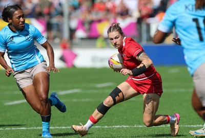 060925 - Wales v Fiji, Women’s Rugby World Cup - Keira Bevan of Wales charges forward