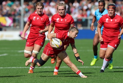 060925 - Wales v Fiji, Women’s Rugby World Cup - Keira Bevan of Wales charges forward