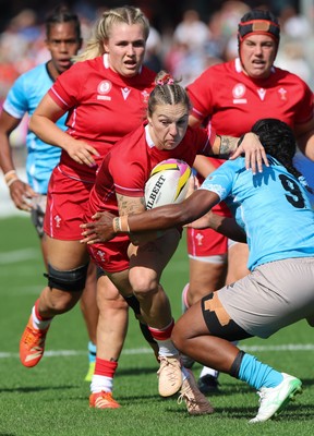 060925 - Wales v Fiji, Women’s Rugby World Cup - Keira Bevan of Wales charges forward