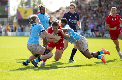 060925 - Wales v Fiji, Women’s Rugby World Cup - Kayleigh Powell of Wales crashes over to score try