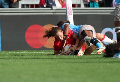 060925 - Wales v Fiji, Women’s Rugby World Cup - Lisa Neumann of Wales scores try