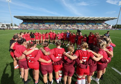 060925 - Wales v Fiji, Women’s Rugby World Cup - The Wales team huddle up at the end of the match