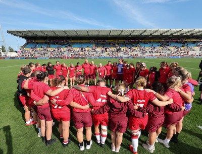 060925 - Wales v Fiji, Women’s Rugby World Cup - The Wales team huddle up at the end of the match