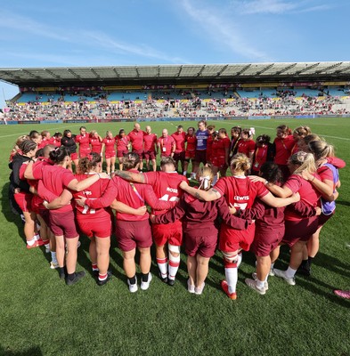 060925 - Wales v Fiji, Women’s Rugby World Cup - The Wales team huddle up at the end of the match