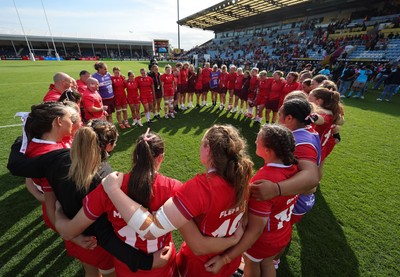 060925 - Wales v Fiji, Women’s Rugby World Cup - The Wales team huddle up at the end of the match