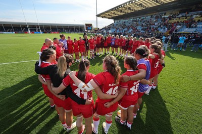060925 - Wales v Fiji, Women’s Rugby World Cup - The Wales team huddle up at the end of the match
