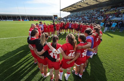 060925 - Wales v Fiji, Women’s Rugby World Cup - The Wales team huddle up at the end of the match