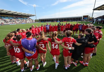 060925 - Wales v Fiji, Women’s Rugby World Cup - The Wales team huddle up at the end of the match