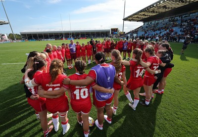060925 - Wales v Fiji, Women’s Rugby World Cup - The Wales team huddle up at the end of the match