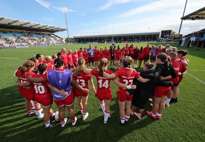 060925 - Wales v Fiji, Women’s Rugby World Cup - The Wales team huddle up at the end of the match