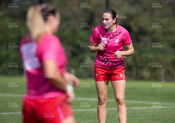060925 - Wales v Fiji, Women’s Rugby World Cup - Nel Metcalfe of Wales during warm up