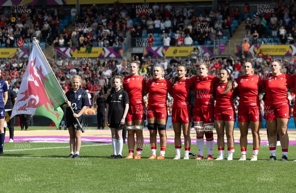 060925 - Wales v Fiji, Women’s Rugby World Cup - The Wales team line up for the anthem