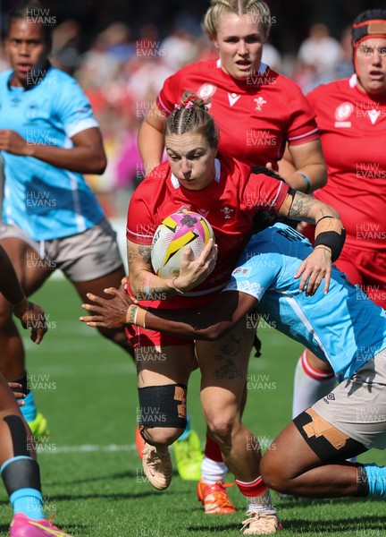 060925 - Wales v Fiji, Women’s Rugby World Cup - Keira Bevan of Wales charges forward