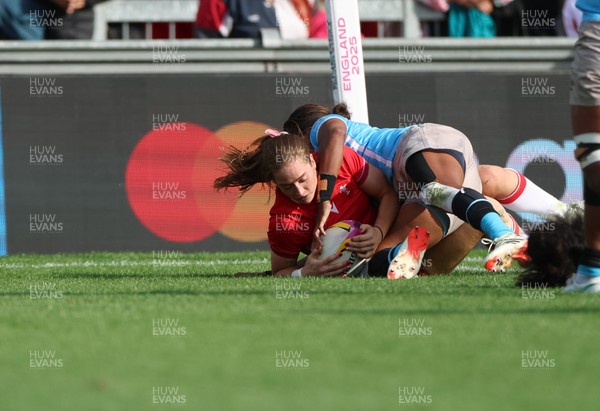 060925 - Wales v Fiji, Women’s Rugby World Cup - Lisa Neumann of Wales scores try