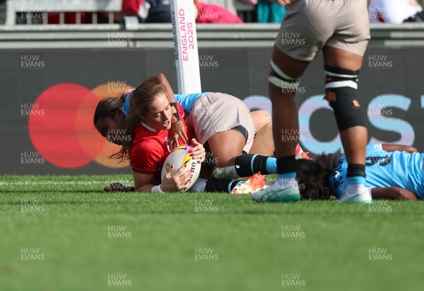 060925 - Wales v Fiji, Women’s Rugby World Cup - Lisa Neumann of Wales scores try