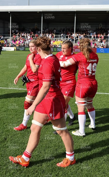 060925 - Wales v Fiji, Women’s Rugby World Cup -Wales players at the end of the match