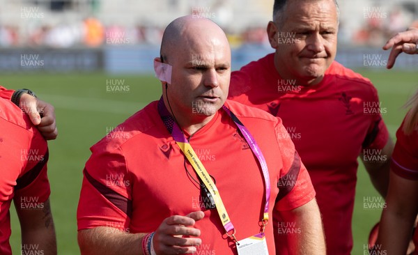 060925 - Wales v Fiji, Women’s Rugby World Cup - Sean Lynn, Wales Women head coach speaks to the players at the end of the match