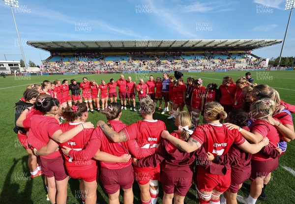 060925 - Wales v Fiji, Women’s Rugby World Cup - The Wales team huddle up at the end of the match
