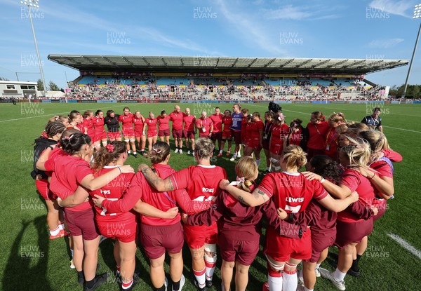 060925 - Wales v Fiji, Women’s Rugby World Cup - The Wales team huddle up at the end of the match