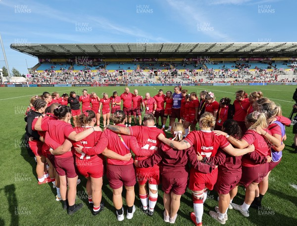 060925 - Wales v Fiji, Women’s Rugby World Cup - The Wales team huddle up at the end of the match