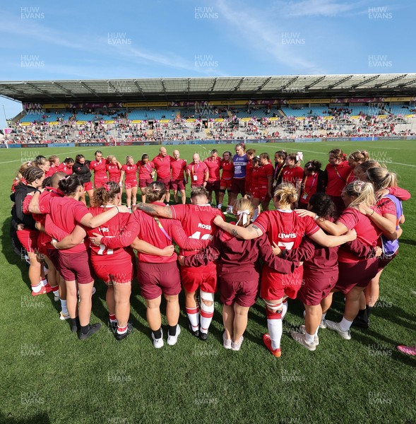 060925 - Wales v Fiji, Women’s Rugby World Cup - The Wales team huddle up at the end of the match