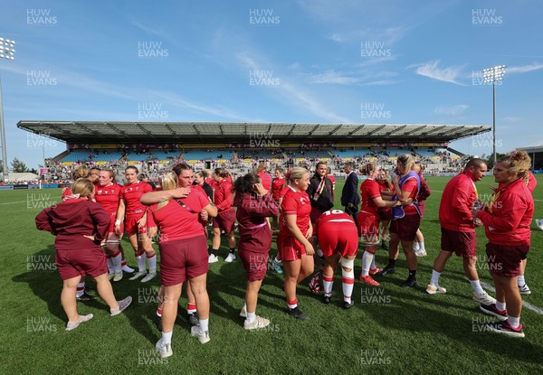 060925 - Wales v Fiji, Women’s Rugby World Cup -Wales players at the end of the match
