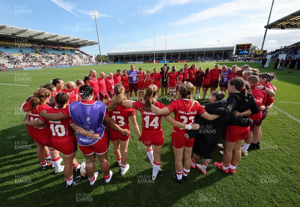060925 - Wales v Fiji, Women’s Rugby World Cup - The Wales team huddle up at the end of the match