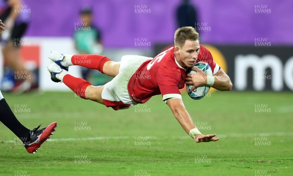 091019 - Wales v Fiji - Rugby World Cup - Pool D - Liam Williams of Wales dives over the line to score a try