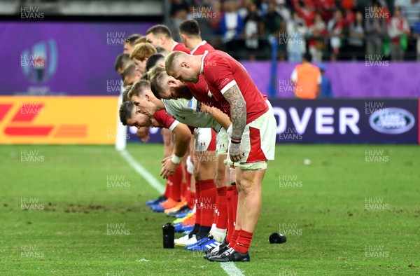 091019 - Wales v Fiji - Rugby World Cup - Wales players bow at the end of the game