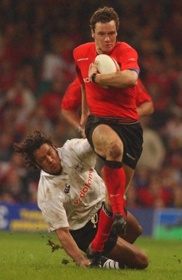 09.11.02  Wales v Fiji  Wales Mark Jones outpaces Nicky Little   