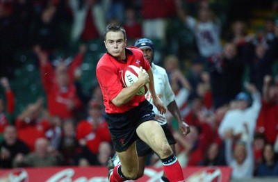 9-11-02. Wales v Fiji.  Wales' Rhys Williams roars in to score, leaving Norman Ligairi behind.  Picture: James Davies/