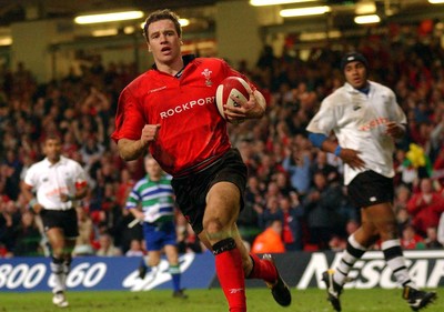 9-11-02. Wales v Fiji.  Wales' Mark Jones romps home to score his second try.  Picture: James Davies/