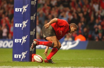 09.11.02  Wales v Fiji  Wales Colin Charvis scores try   