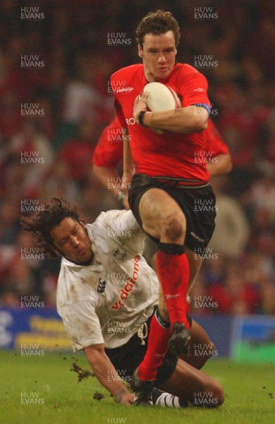 09.11.02  Wales v Fiji  Wales Mark Jones outpaces Nicky Little   