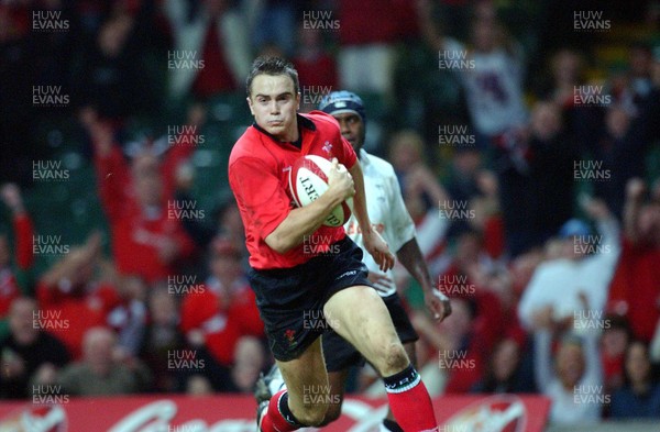 9-11-02. Wales v Fiji.  Wales' Rhys Williams roars in to score, leaving Norman Ligairi behind.  Picture: James Davies/