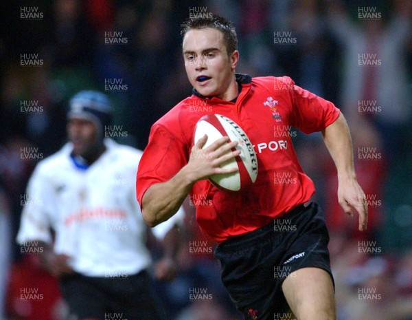 9-11-02. Wales v Fiji.  Wales' Rhys Williams roars in to score, leaving Norman Ligairi behind.  Picture: James Davies/