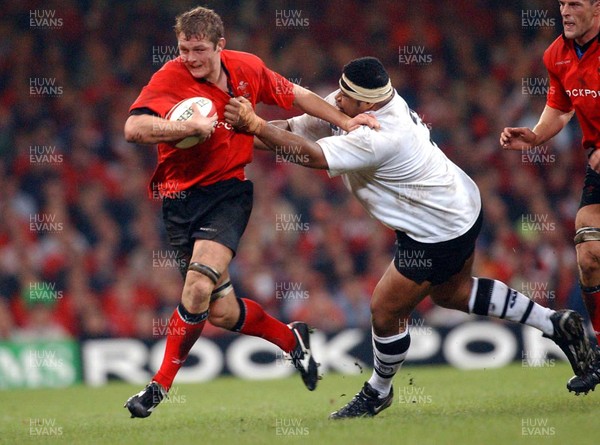 9-11-02. Wales v Fiji.  Wales' new cap Dafydd Jones shakes off Bill Cavubati.  Picture: James Davies/
