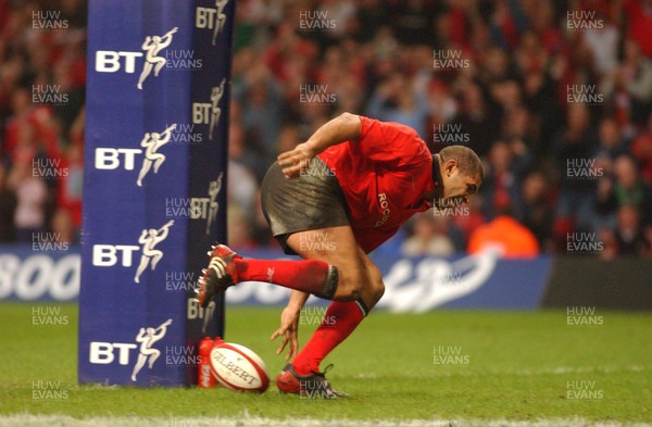 09.11.02  Wales v Fiji  Wales Colin Charvis scores try   