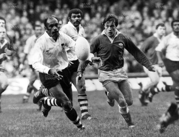 091185 - Wales v Fiji - Senivalati Laulau of Fiji is challenged by Bleddyn Bowen of Wales