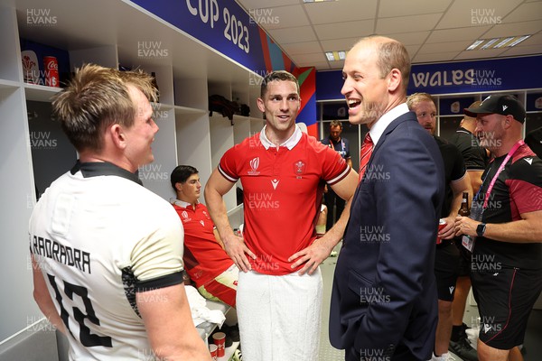 100923 - Wales v Fiji - Rugby World Cup 2023 - Pool C - HRH Prince William with Nick Tompkins and George North of Wales 