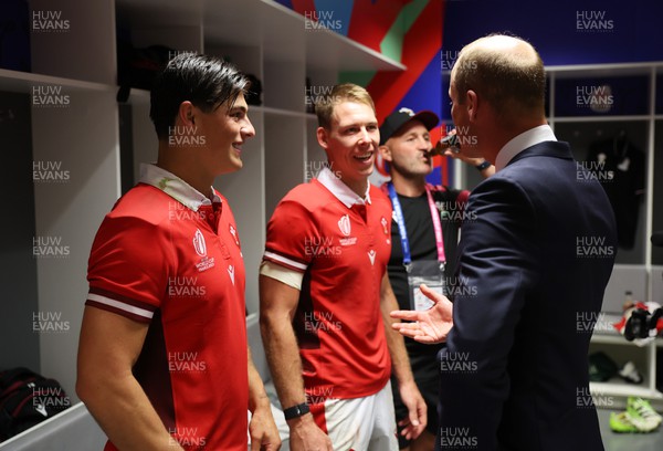 100923 - Wales v Fiji - Rugby World Cup 2023 - Pool C - HRH Prince William with Louis Rees-Zammit and Liam Williams of Wales 