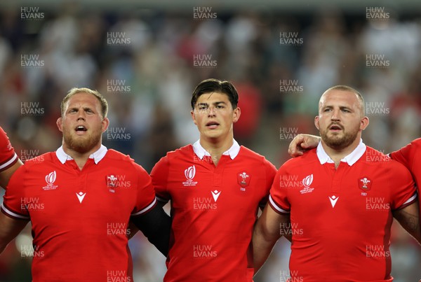 100923 - Wales v Fiji - Rugby World Cup 2023 - Pool C - Corey Domachowski, Louis Rees-Zammit and Dillon Lewis sing the anthem